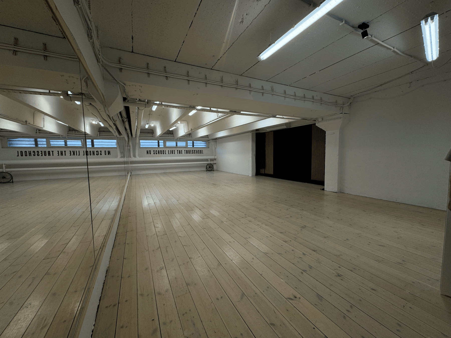 A TRUESCHOOL Studio tánctere és tükrös fala
